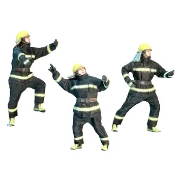 Колекция миниатюрни фигурки пожарникари от 3шт на сцената, създаването на диорами със собствените си ръце