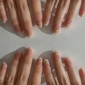 Режийни ноктите са с телесен цвят с декор от златно фолио, отгоре нокти за момичета, жени, които могат да се поставят на върховете на ноктите, Къса кръгла акрилова подплата за нокти 24 бр.